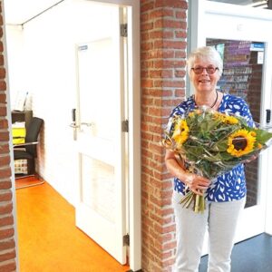 Rienke ontvangt bloemen - 10 jaar vrijwilliger bij Taal Doet meer