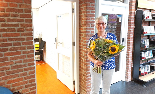 Rienke ontvangt bloemen - 10 jaar vrijwilliger bij Taal Doet meer